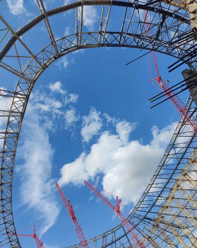 The main steel structure of Chongqing Longxing Football Stadium is topped