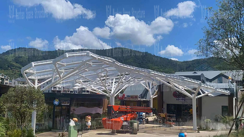The membrane structure of the honeycomb ETFE membrane structure project in the commercial street of Yueqing Tieding Liuliu Park is being installed