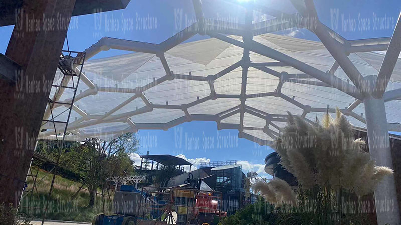 The membrane structure of the honeycomb ETFE membrane structure project in the commercial street of Yueqing Tieding Liuliu Park is being installed