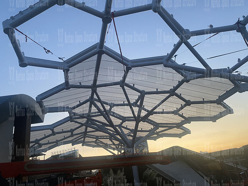 The membrane structure of the honeycomb ETFE membrane structure project in the commercial street of Yueqing Tieding Liuliu Park is being installed