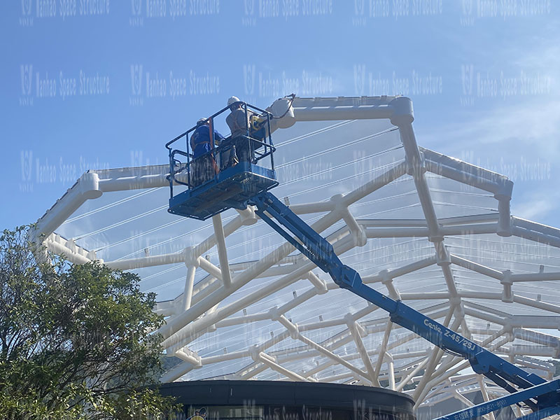 The membrane structure of the honeycomb ETFE membrane structure project in the commercial street of Yueqing Tieding Liuliu Park is being installed