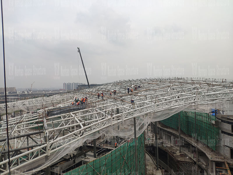 The steel structure of the membrane structure project of the Hangzhou Asian Games baseball (soft) ball sports and cultural center is being installed