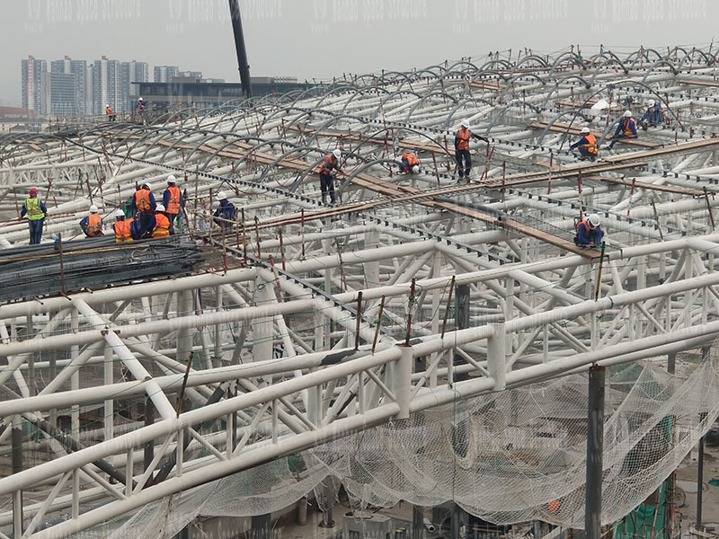 The steel structure of the membrane structure project of the Hangzhou Asian Games baseball (soft) ball sports and cultural center is being installed