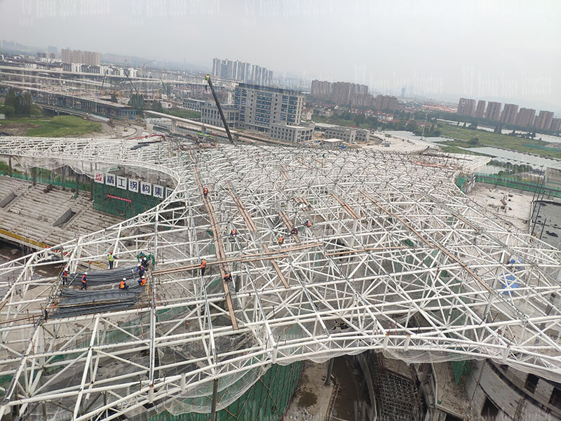 The steel structure of the membrane structure project of the Hangzhou Asian Games baseball (soft) ball sports and cultural center is being installed