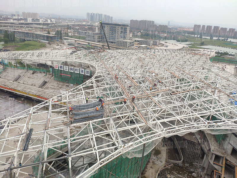 The steel structure of the membrane structure project of the Hangzhou Asian Games baseball (soft) ball sports and cultural center is being installed
