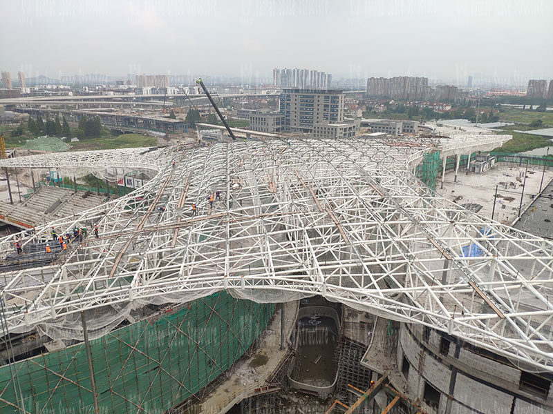 The steel structure of the membrane structure project of the Hangzhou Asian Games baseball (soft) ball sports and cultural center is being installed