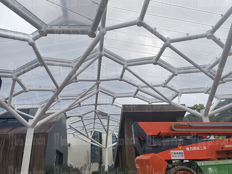 The ETFE canopy and PTFE landscape umbrella structure project of Yueqing Tieding Slide Park was completed