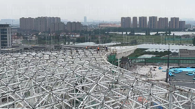 The steel structure of the membrane structure project of the Hangzhou Asian Games baseball (soft) ball sports and cultural center is being installed