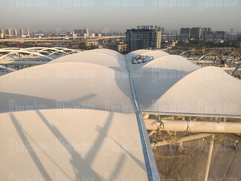 The steel structure of the membrane structure project of the Hangzhou Asian Games baseball (soft) ball sports and cultural center is being installed