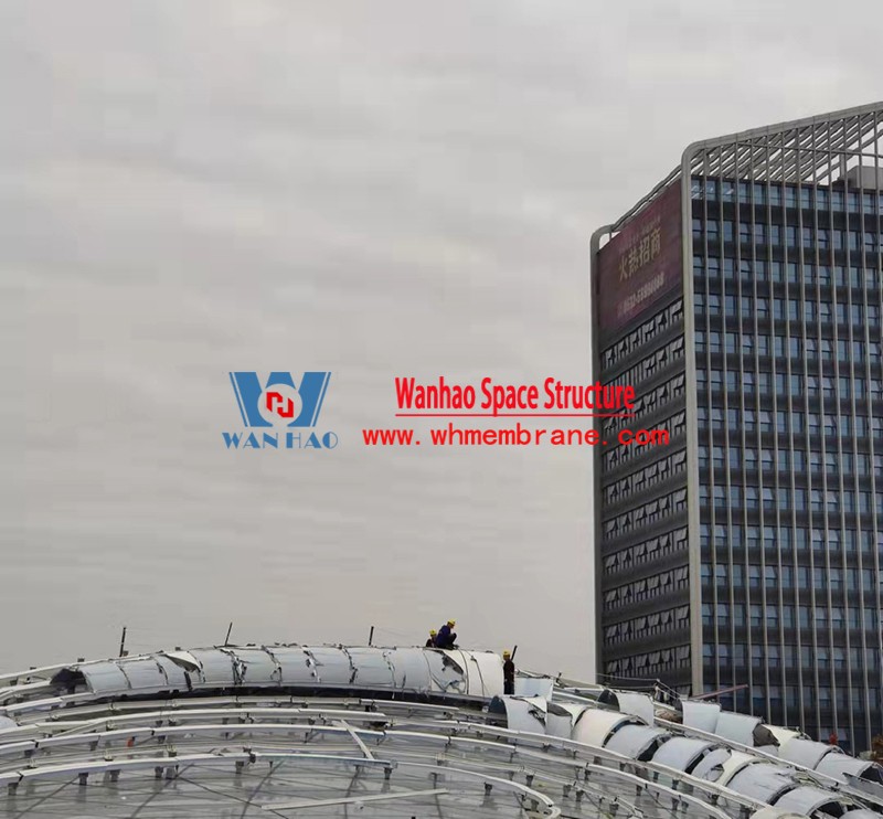 The membrane structure of the butterfly-shaped canopy project in the passenger distribution area on the west side of the station front of Zhangjiagang Station on the Shanghai-Tong Railway is being installed