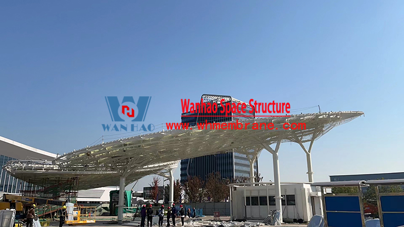 The membrane structure of the butterfly-shaped canopy project in the passenger distribution area on the west side of the station front of Zhangjiagang Station on the Shanghai-Tong Railway is being installed