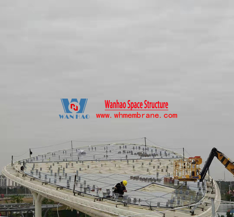 The membrane structure of the butterfly-shaped canopy project in the passenger distribution area on the west side of the station front of Zhangjiagang Station on the Shanghai-Tong Railway is being installed