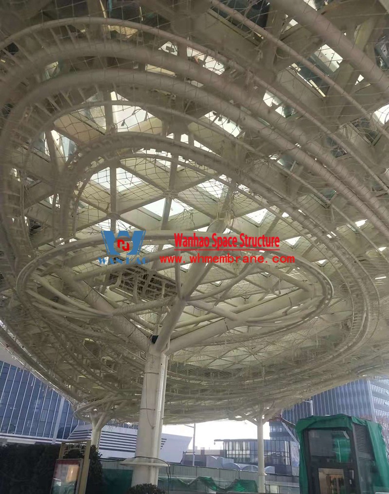 The membrane structure of the butterfly-shaped canopy project in the passenger distribution area on the west side of the station front of Zhangjiagang Station on the Shanghai-Tong Railway is being installed