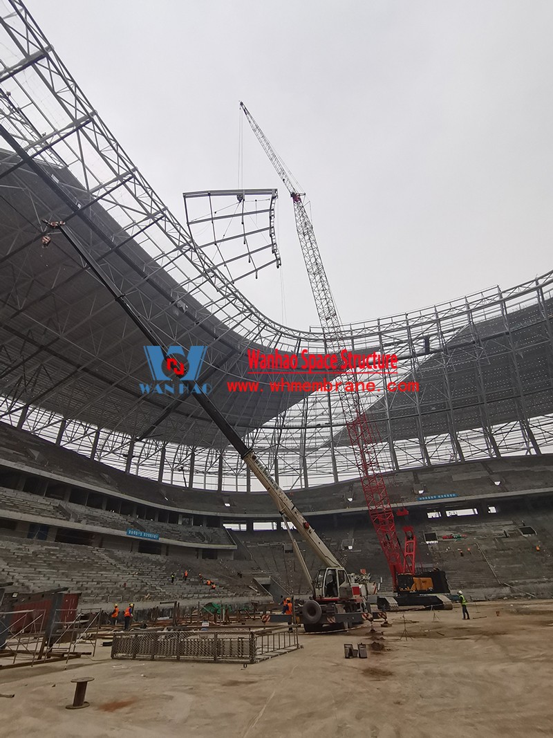 The roof steel structure of the ETFE roof membrane structure project of Chongqing Longxing Football Stadium is completed, and the membrane structure is being installed