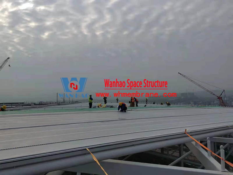 The roof steel structure of the ETFE roof membrane structure project of Chongqing Longxing Football Stadium is completed, and the membrane structure is being installed