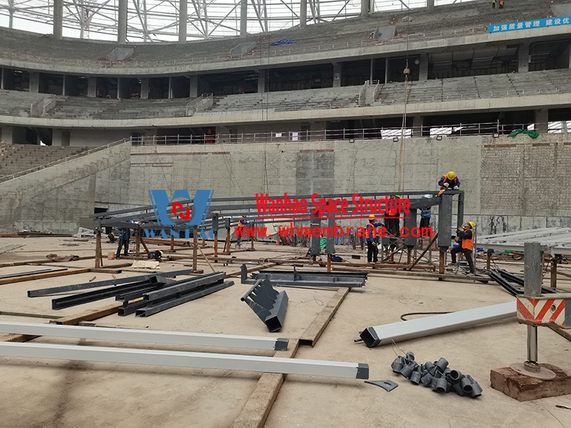 The roof steel structure of the ETFE roof membrane structure project of Chongqing Longxing Football Stadium is completed, and the membrane structure is being installed