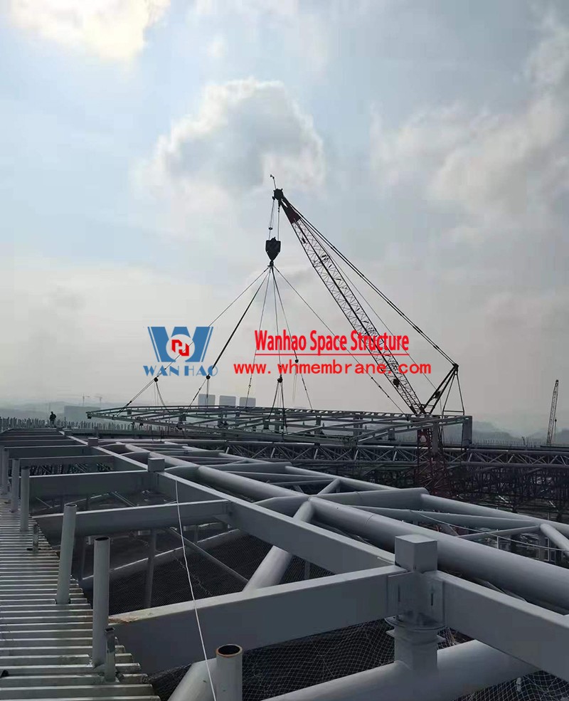 The roof steel structure of the ETFE roof membrane structure project of Chongqing Longxing Football Stadium is completed, and the membrane structure is being installed