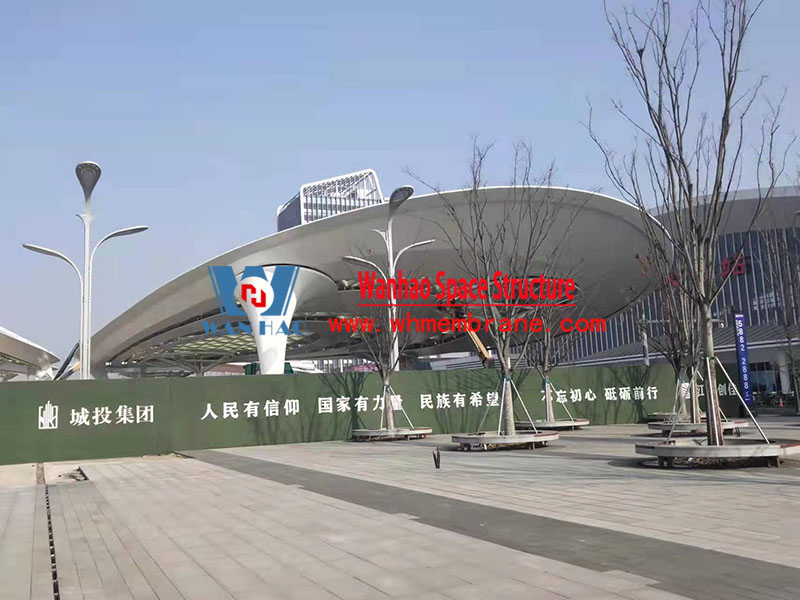 The butterfly-shaped canopy project of the passenger distribution area on the west side of the station in front of the local supporting project of Zhangjiagang Station of the Hutong Railway has been completed