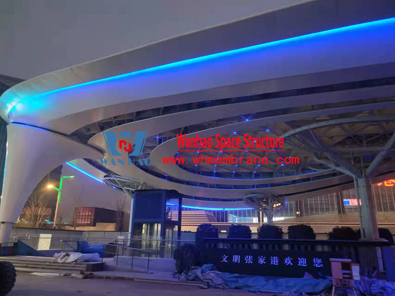 The butterfly-shaped canopy project of the passenger distribution area on the west side of the station in front of the local supporting project of Zhangjiagang Station of the Hutong Railway has been completed