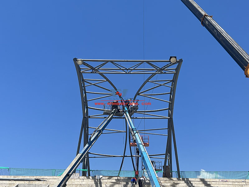 The steel film structure project of Longquan Stadium has entered the hoisting stage of steel structure