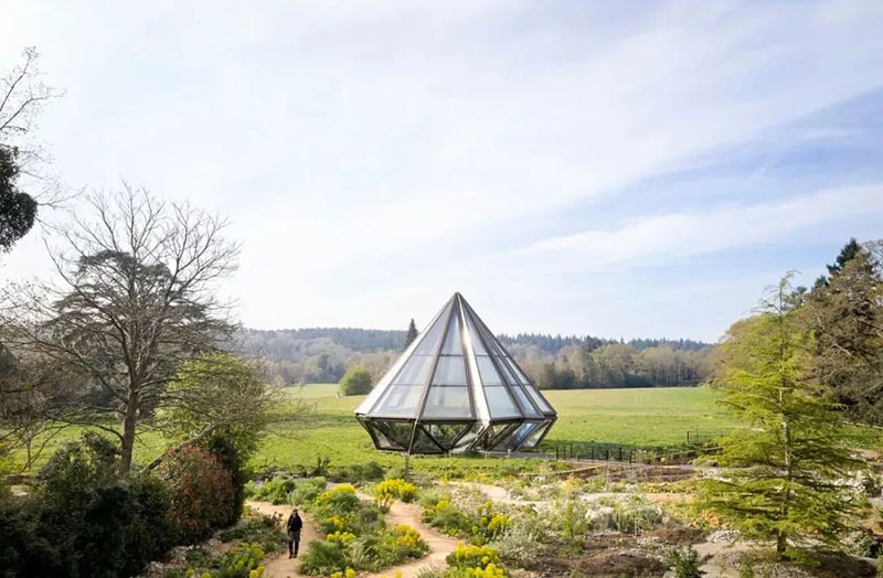 The greenhouse in bud [open and close the roof]