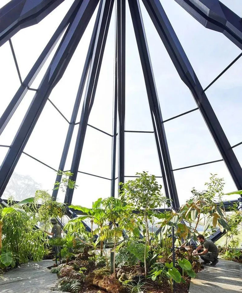 The greenhouse in bud [open and close the roof]