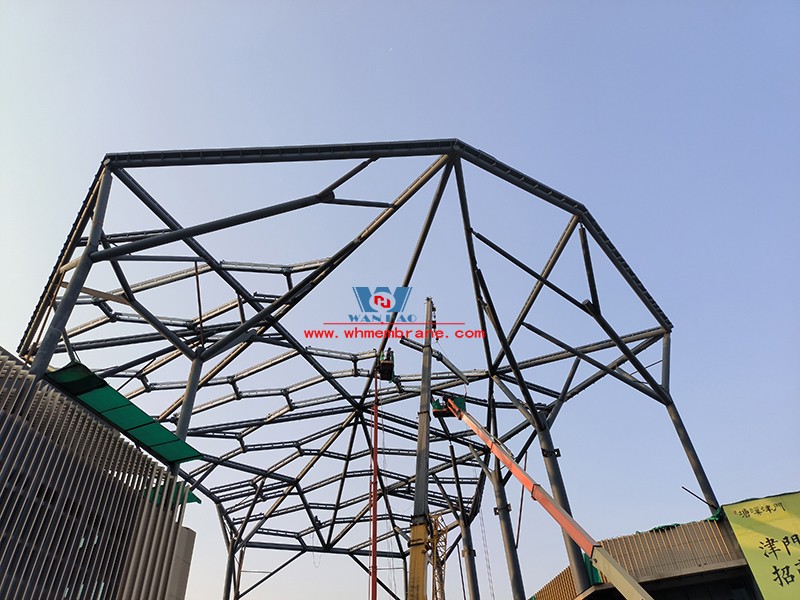 Hefei Wenyi Tangxi Tianjin Gate sky curtain steel structure and ETFE air pillow film project steel structure hoisting