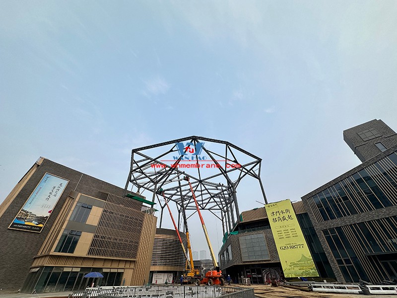 Hefei Wenyi Tangxi Tianjin Gate sky curtain steel structure and ETFE air pillow film project steel structure hoisting