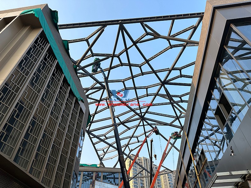 Hefei Wenyi Tangxi Tianjin Gate sky curtain steel structure and ETFE air pillow film project steel structure hoisting