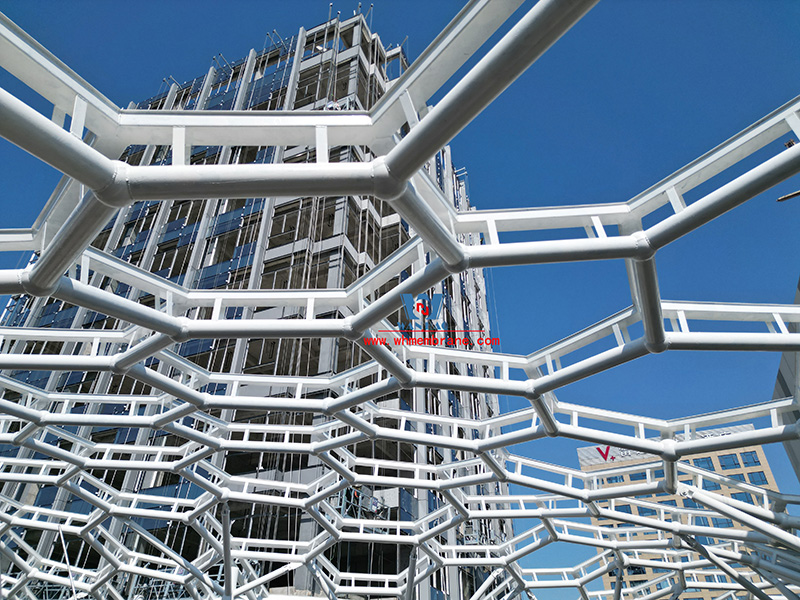 Mechanical aesthetic expression of steel structure in architectural art