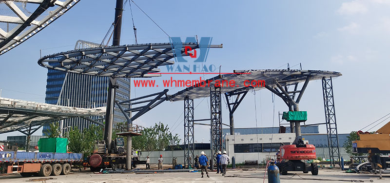 Steel structure of butterfly shaped space in front square of Zhangjiagang Station of Shanghai-Nantong Railway