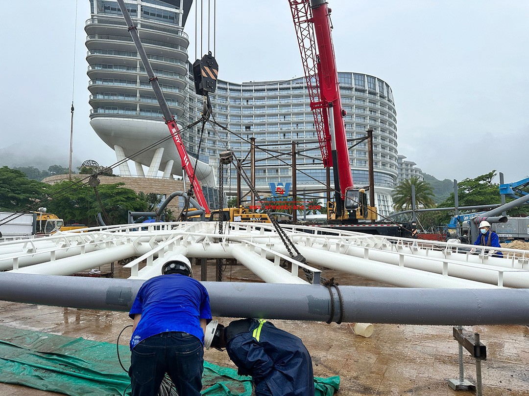 Space steel structure and PTFE membrane structure combined into a bright 