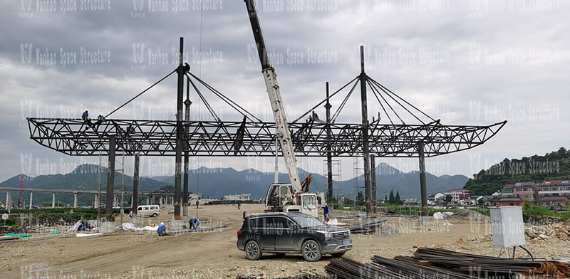 The steel structure installation of the roof project of Shaoxing Fuquan Expressway toll station is completed