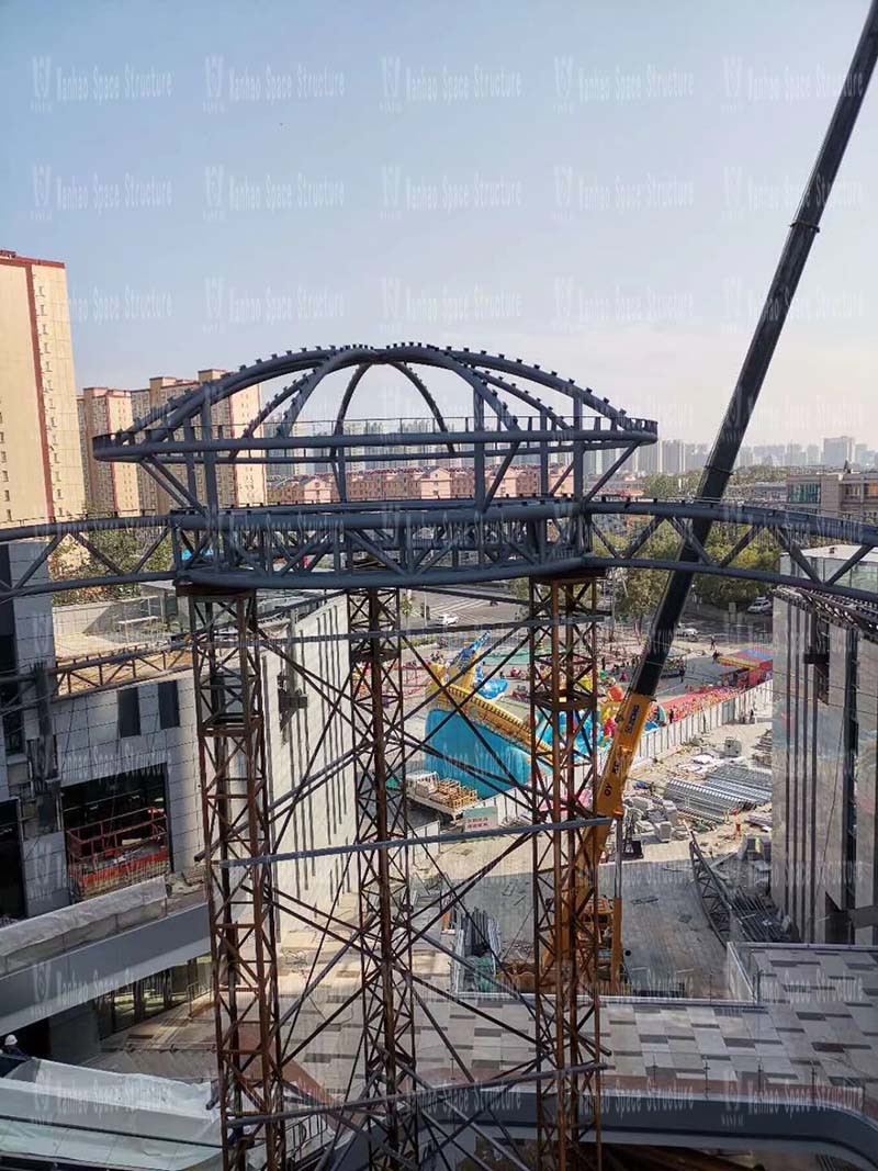 The hoisting of the membrane structure project of Xintai Excellence·Fortune Plaza is nearing completion