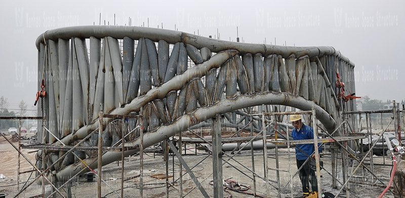 The main truss of the landscape membrane structure project of the Sichuan Nanjiao Photographic Institute is basically assembled