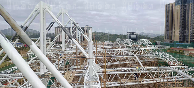 The steel structure of the track and field membrane structure project of the Shanwei Sports Center (Phase I) project is coming to an end
