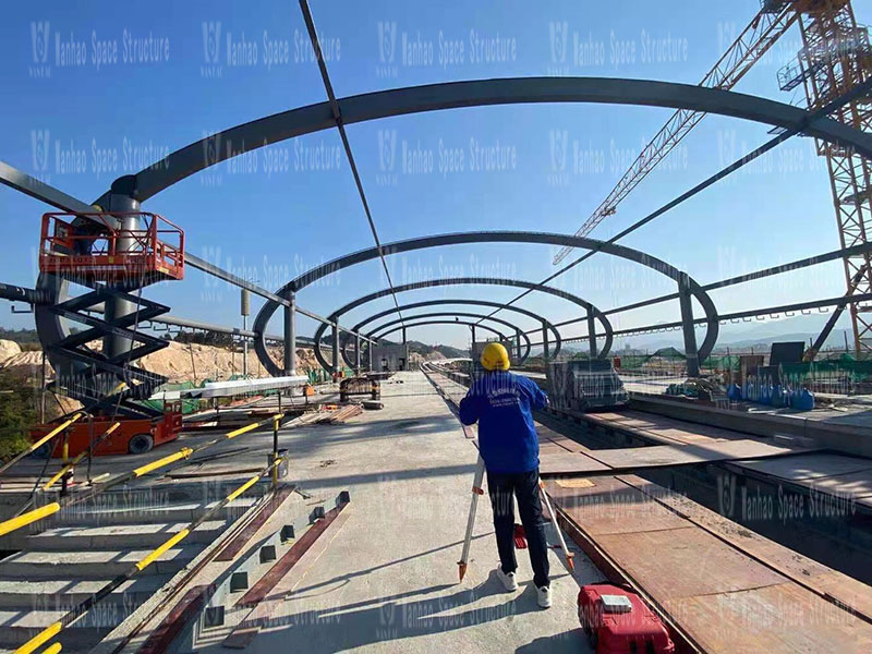 The steel structure of the Lianhu station steel-membrane structure project of Qingyuan maglev project is coming to an end