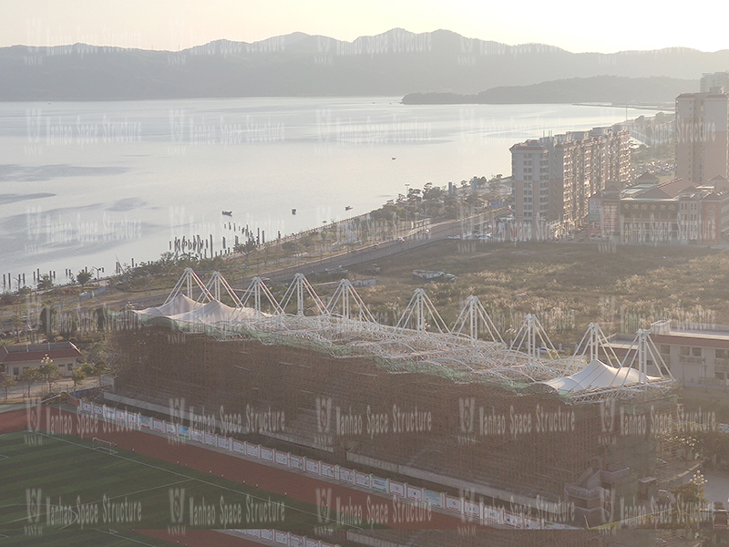 The membrane structure of the track and field field membrane structure project of the Shanwei Sports Center (Phase I) project is being installed