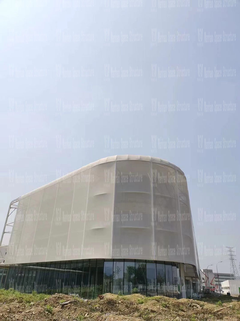 The PTFE mesh fabric membrane structure project for the facade of the food factory of Yiflo Group has entered the final fabric membrane structure installation s