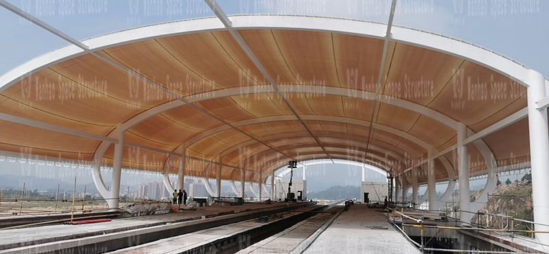 The membrane structure of the steel-membrane structure project of the Lianhu Station of Qingyuan Maglev Project is being installed