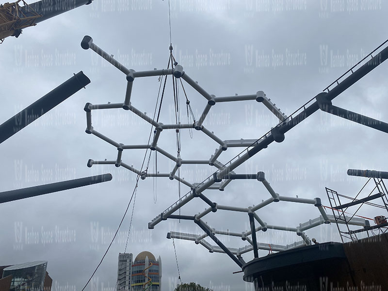Hoisting of reticulated shell in commercial street of Yueqing Tieding Liuliu Park membrane structure project