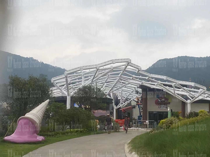 The steel structure of the honeycomb ETFE membrane structure project in the commercial street of Yueqing Tieding Liuliu Park has been completed