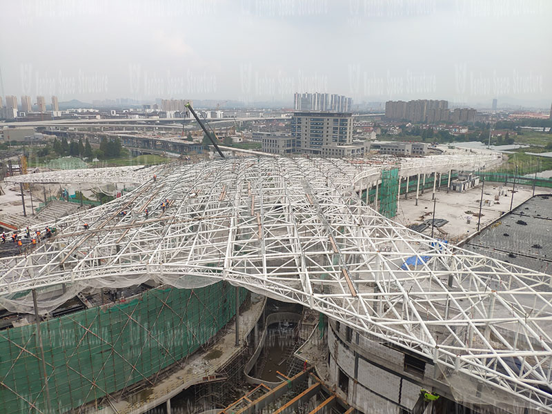 The steel structure of the membrane structure project of the Hangzhou Asian Games baseball (soft) ball sports and cultural center is being installed