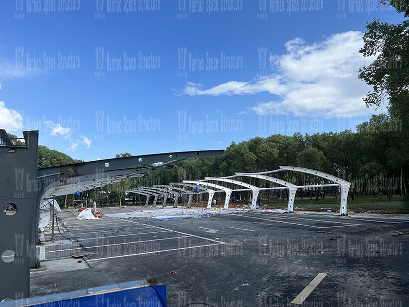 The renovation and upgrading project of the awning of the North Gate Parking Lot of Ningbo University has entered the stage of membrane structure installation