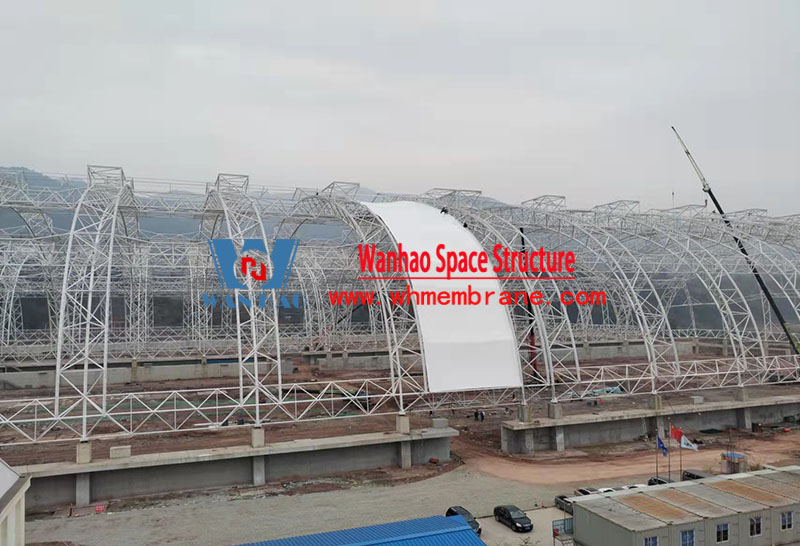 The steel structure of the construction project of Sichuan Gaoxing Coal Reserve Base is coming to an end, and the installation of the membrane structure begins