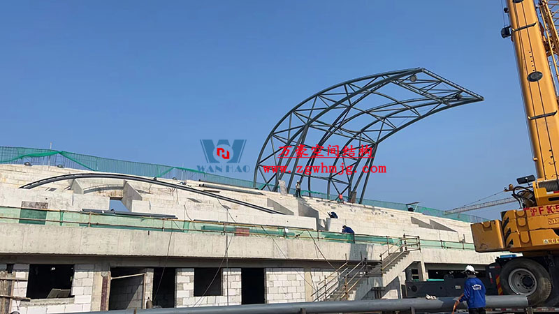 The steel film structure project of Longquan Stadium has entered the hoisting stage of steel structure